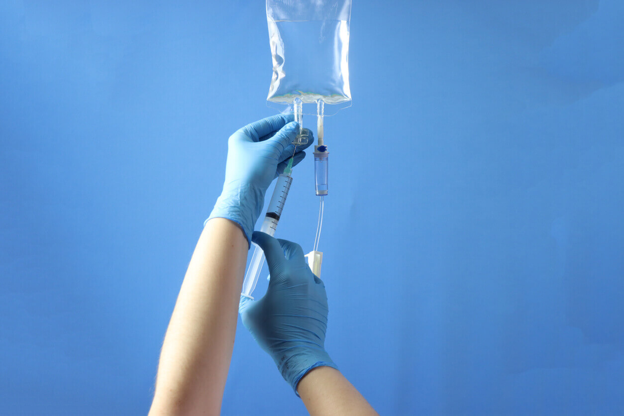 Drug bag with a infusion set connected to delivery the drug to the patient.